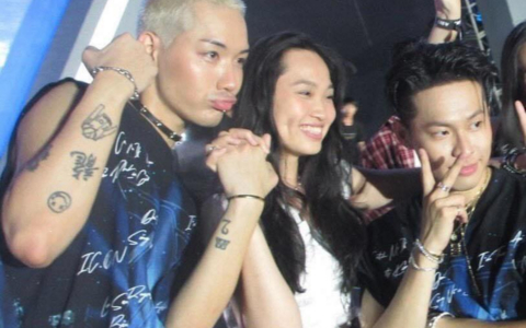 Khung hình 'tiểu tam' nắm tay 'chính thất' gây sốt Vbiz