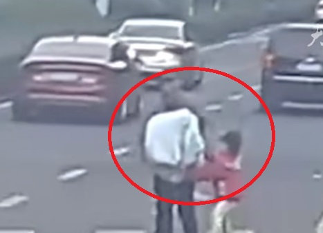 Ông bố ném con gái 3 tuổi của mình vào xe tải lớn đang chạy giữa đường, sự thật phía sau khiến dư luận chấn động 