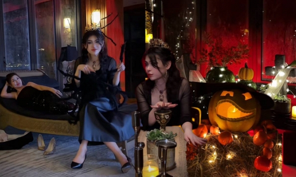 TikToker Gia Kỳ chơi lớn dịp Halloween: Biến nhà thành lâu đài ma mị, còn trải thảm đỏ đón fan