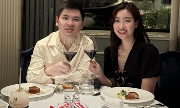 Hoa hậu Đỗ Mỹ Linh hẹn hò tình tứ với chủ tịch CLB Hà Nội kỷ niệm 2 năm ngày cưới, nhan sắc nàng hậu gây chú ý