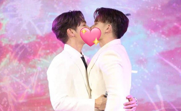 2 sao nam hot hàng đầu showbiz bất ngờ hôn nhau trên sân khấu