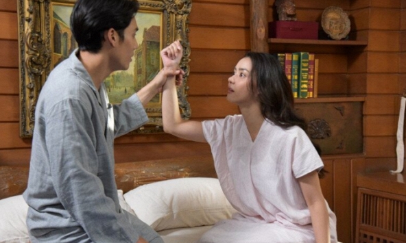 Đi làm về muộn, thấy mâm cơm để phần mình, tôi liền lấy cuốn sổ đỏ đặt lên bàn khiến chồng xám mặt còn em chồng tức tối