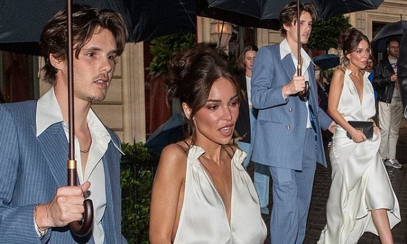 Ra mắt gia đình Beckham chưa lâu, bạn gái hơn 10 tuổi của cậu út đã có động thái đáng chú ý cùng bà Victoria