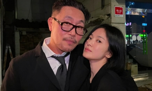 Đi đám cưới đồng nghiệp, Song Hye Kyo gây chú ý vì má phúng phính đáng yêu 