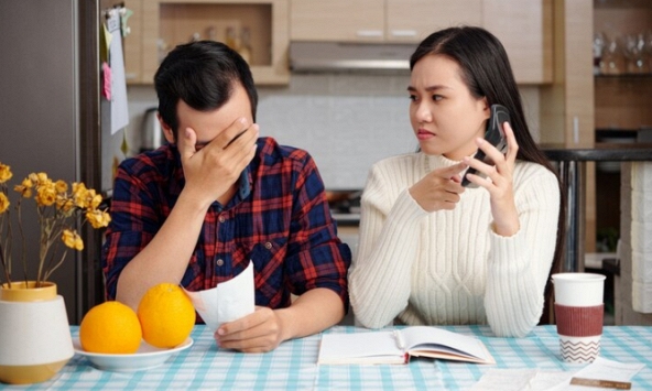 Nhường chồng quản lý tiền bạc, chưa được một tháng, anh đã chuyển lại 5 triệu, méo mặt than không còn tiền mua dao cạo râu