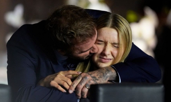 Ảnh: Con gái 13 tuổi lộ biểu cảm nhăn nhó khó chịu khi Beckham hôn má