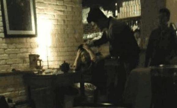 Bức ảnh 1 nhân vật máu mặt trong showbiz bị đánh giữa quán cafe gây xôn xao, lý do đằng sau khiến netizen tranh cãi kịch liệt