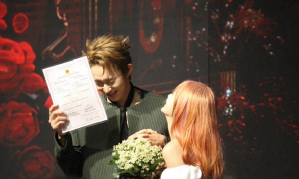 Một Anh Trai ký giấy chứng nhận kết hôn với 'trap girl' khiến MXH sục sôi