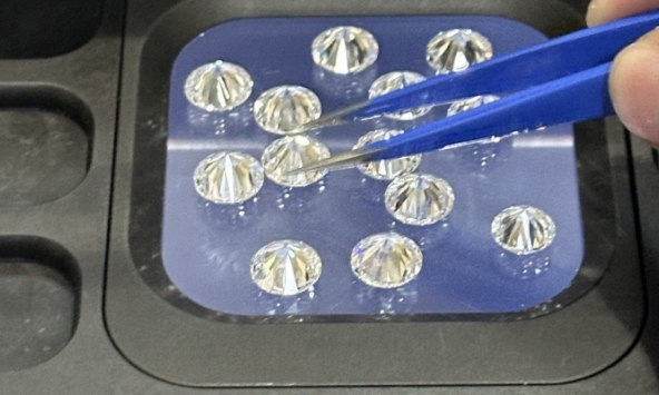 Phát hiện vụ vận chuyển trái phép 700 viên kim cương, trị giá hàng chục tỷ đồng qua sân bay Tân Sơn Nhất