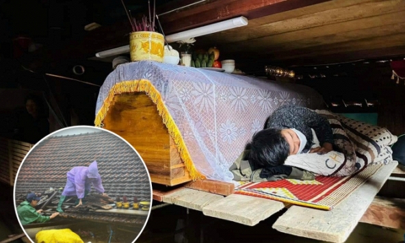 Quặn lòng hình ảnh quan tài treo trên nóc nhà giữa mưa lũ Quảng Bình: Tất cả chỉ mong chờ 1 điều ngay lúc này!