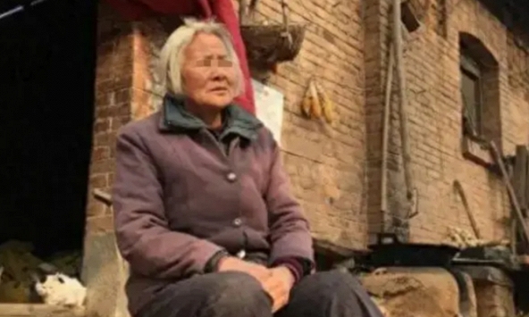 Bán bò cho cháu vay 7 triệu đi học, 20 năm sau nhận lại một thứ 'không tin vào mắt' 