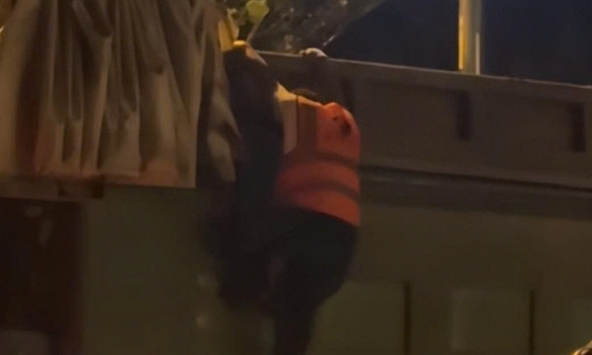 Bức ảnh chụp bóng lưng người đàn ông lúc 1 giờ sáng được hàng triệu người thảo luận