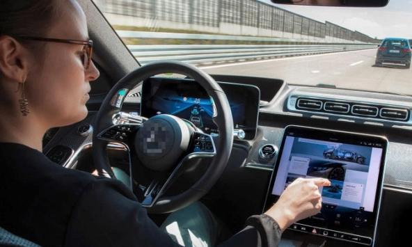 Màn hình cảm ứng trên ô tô làm tăng nguy cơ gây tai nạn giao thông?