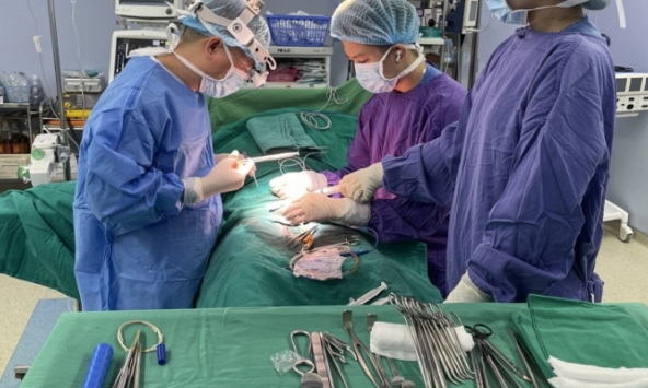 Thanh niên 23 tuổi tự lấy kéo cắt cụt 'cậu nhỏ' của mình do hoang tưởng, ảo giác