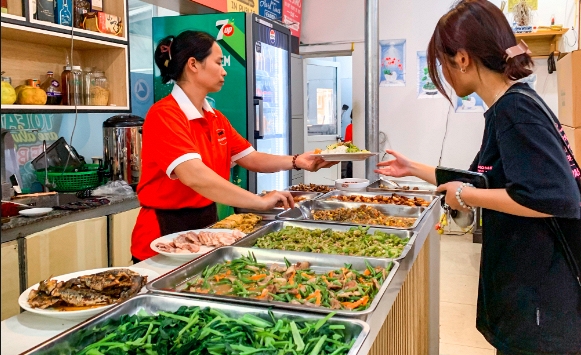 Cầm 50.000 đồng vào canteen Nhân văn, 'sốc' nhẹ trước những gì nhận về!