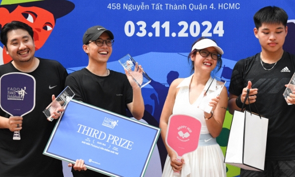 Khoảnh khắc ăn mừng đầy cảm xúc của những nhà vô địch FADO Fancy Pickleball trên bục vinh quang
