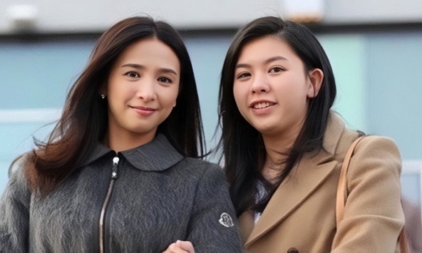 Cựu Á hậu Hồng Kông 57 tuổi vẫn trẻ đẹp như thiếu nữ nhờ 5 bí quyết “đóng băng tuổi tác” làm trước khi đi ngủ