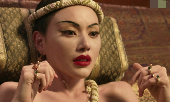 Phim của 'quốc bảo nhan sắc' ngập cảnh nóng: Màn thị tẩm bị chê cười vì chi tiết lạ