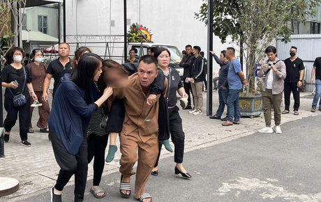 Xót xa: Người mẹ ngã quỵ trong tang lễ cô gái tử vong vì 'quái xế' tại Hà Nội