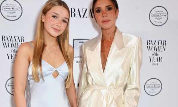 Tiểu thư Harper nhà Beckham xinh đẹp lộng lẫy cùng Victoria nhận giải thưởng đặc biệt