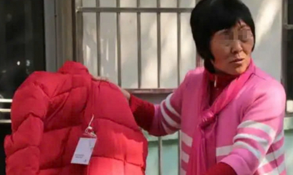 Cho người vô gia cư chiếc áo, 30 năm sau tôi đang nguy kịch thì ông ta đến thăm, tặng món quá cứu cuộc đời tôi 