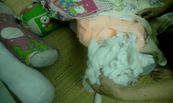 Gối có tình trạng này, tiết kiệm đến mấy cũng phải thay mới