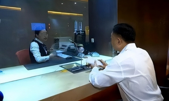 Ra ngân hàng gửi 21 tỷ vào buổi sáng, đến chiều chỉ còn vài đồng, người đàn ông sập bẫy lừa đảo tinh vi vì thói quen này