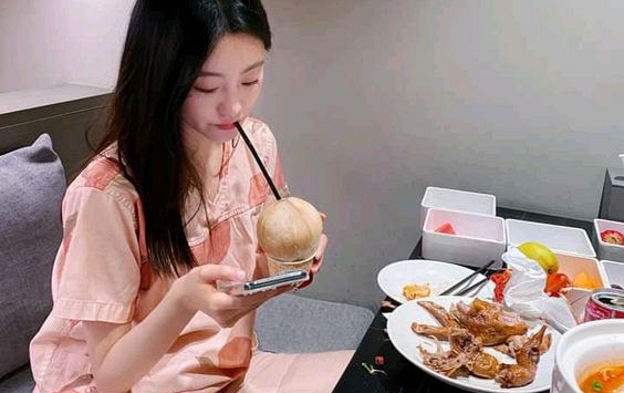 4 cái giá đắt về sức khỏe bạn phải đánh đổi nếu dùng điện thoại, máy tính khi ăn uống