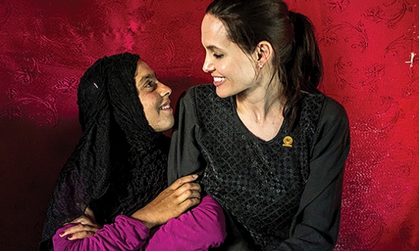 Chiếc vòng mang hy vọng của Angelina Jolie