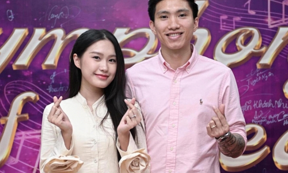 Đoàn Văn Hậu 'hộ tống' Doãn Hải My về trường Luật làm giám khảo, trai tài gái sắc chiếm trọn spotlight trong đêm hội sinh viên