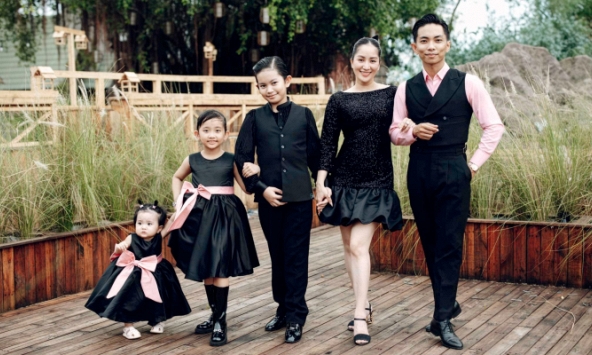 Khánh Thi dính nghi vấn mang bầu lần 4, 'hint' đến từ bộ ảnh xịn xò cùng Phan Hiển và các con theo phong cách BLACKPINK?