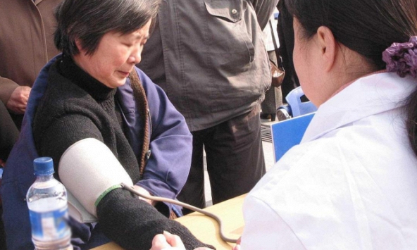 Quyết tâm làm một việc chẳng tốn 1 xu trong 4 tháng, người phụ nữ khiến bác sĩ hoảng hốt khi đo huyết áp