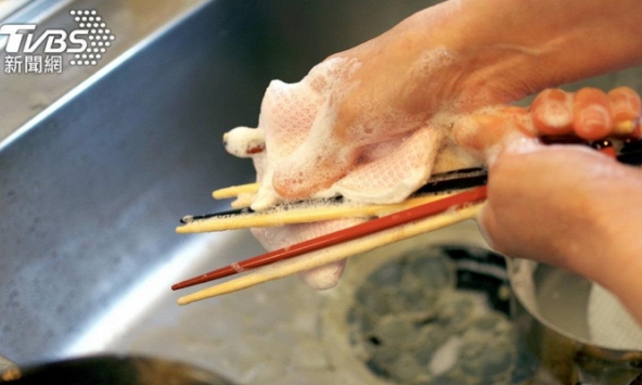 Gia đình 4 người lần lượt mắc ung thư bởi loại đũa chứa chất gây ung thư cấp độ 1