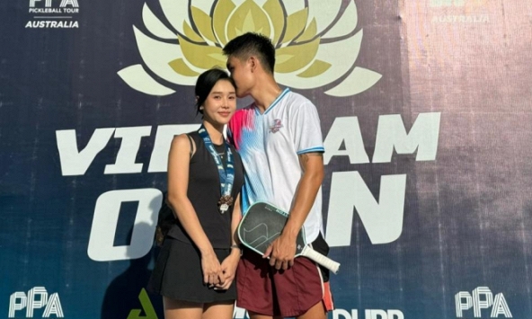 Trịnh Linh Giang “gánh cả thế giới” trong ngày đánh cặp cùng bạn gái, tạo ra hình ảnh thú vị tại giải pickleball 