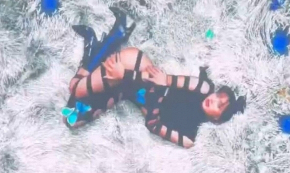 Hình ảnh Lisa hở hang gây tranh cãi khắp mạng xã hội 