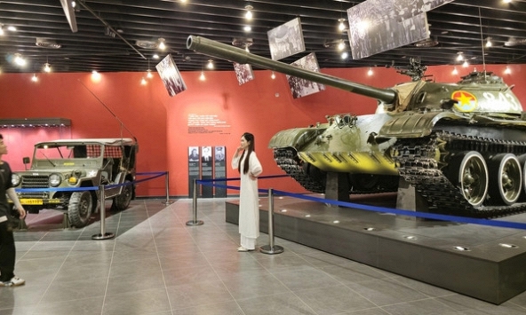 Bảo tàng Lịch sử quân sự Việt Nam chăng dây quanh các hiện vật sau hàng loạt hành vi phản cảm