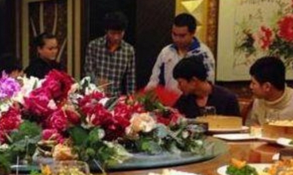 Đi họp lớp, người bạn giàu tranh thanh toán hoá đơn 200 triệu: Về đến nhà, mở nhóm chat thì chết sững vì 1 cảnh tượng