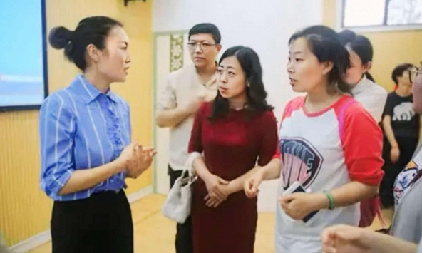 Phụ huynh tranh luận 'Nghề nào vất vả nhất?', câu trả lời của 1 bà mẹ ở Hà Nội gây 'bão'