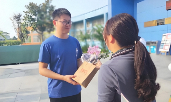 Bức thư cảm ơn gửi thầy giáo kèm 700 nghìn đồng: Câu chuyện đằng sau khiến trái tim nhiều cha mẹ được sưởi ấm 