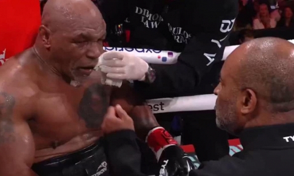 Hình ảnh đau lòng khiến người hâm mộ yêu cầu Mike Tyson lập tức giải nghệ