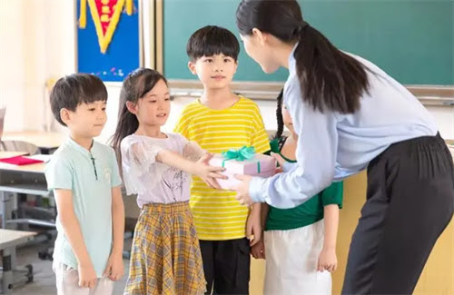 Chuyện cô giáo ở TP.HCM trả lại phong bì 50 ngàn đồng: Muốn tỏ rõ thành ý với giáo viên, 3 câu sau còn hiệu quả hơn tặng quà