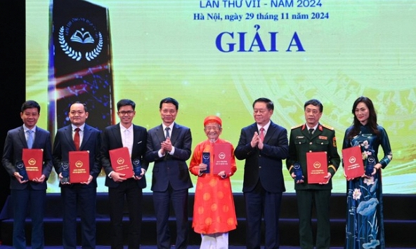Tác giả 104 tuổi giành giải A Giải thưởng Sách quốc gia 2024