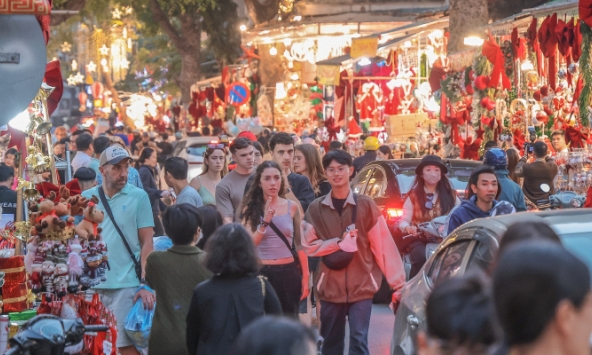 Không khí Giáng sinh tràn ngập phố Hàng Mã