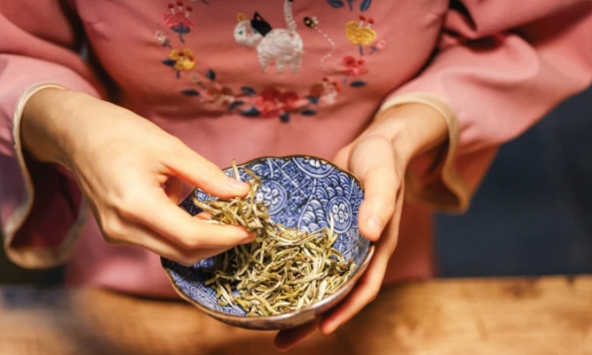“Trà nương”, khi trà lên tiếng qua bàn tay người phụ nữ