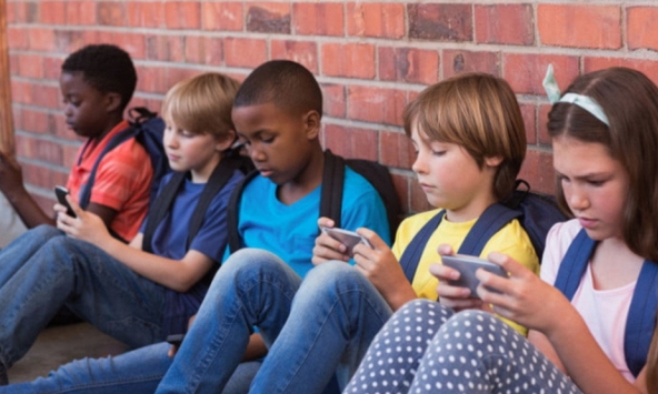 Australia là quốc gia đầu tiên cấm sử dụng mạng xã hội đối với những người dưới 16 tuổi