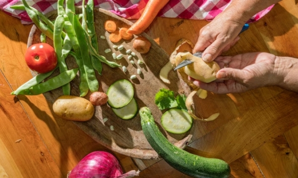 Loại bỏ vỏ trái cây và rau củ, bạn đang lãng phí nguồn dinh dưỡng không ngờ