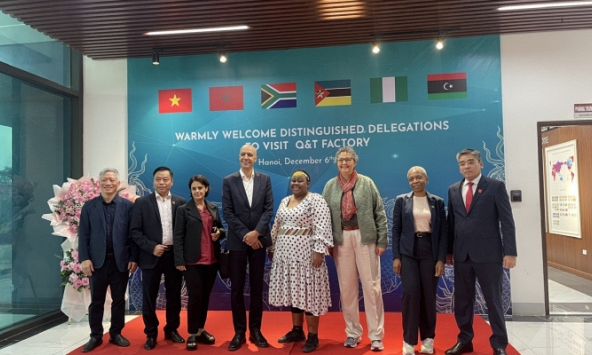 Công nghệ sản xuất giấy nền đa lớp polymer của Việt Nam truyền cảm hứng từ góc nhìn của các đại sứ