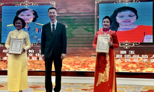 NSND Lệ Ngọc nhận Giải Cống hiến tại Tuần lễ Sân khấu Trung Quốc - ASEAN