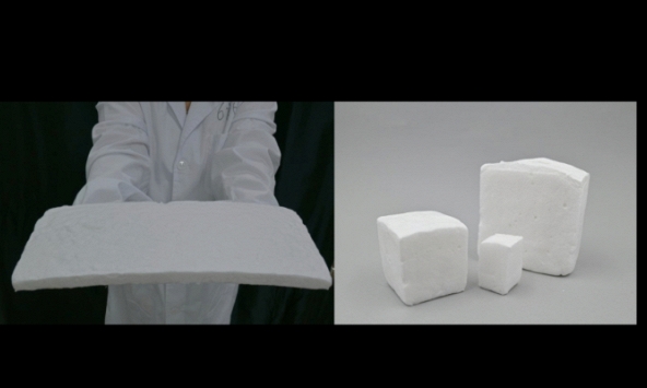 Bọt biển từ bông và xương mực hấp thụ hơn 99% vi nhựa trong nước