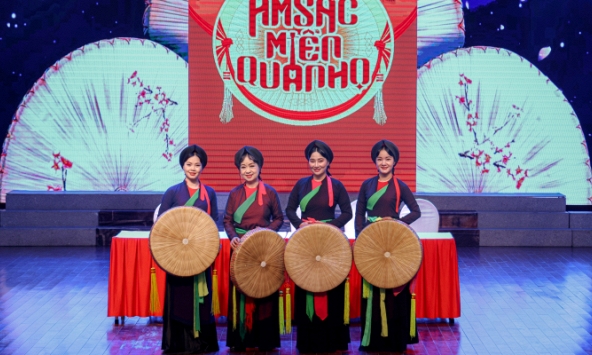 NSND Thúy Cải cùng các liền anh, liền chị mang Quan họ đến với Thủ đô